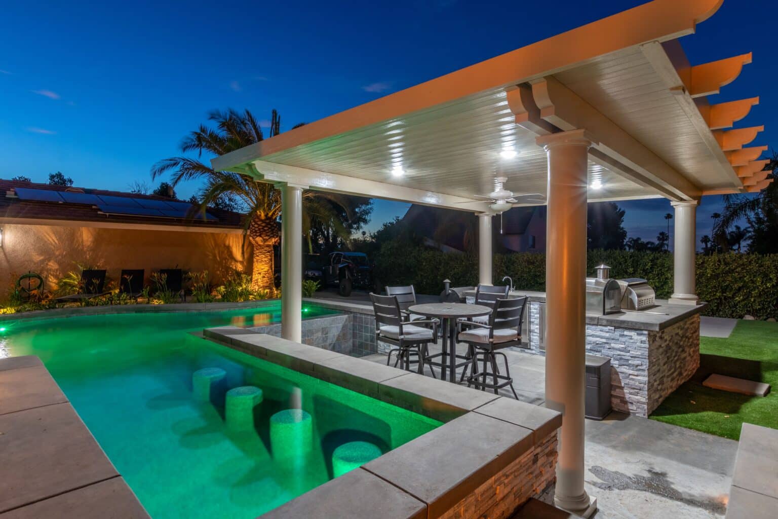 Swimming pool with Outdoor Kitchen